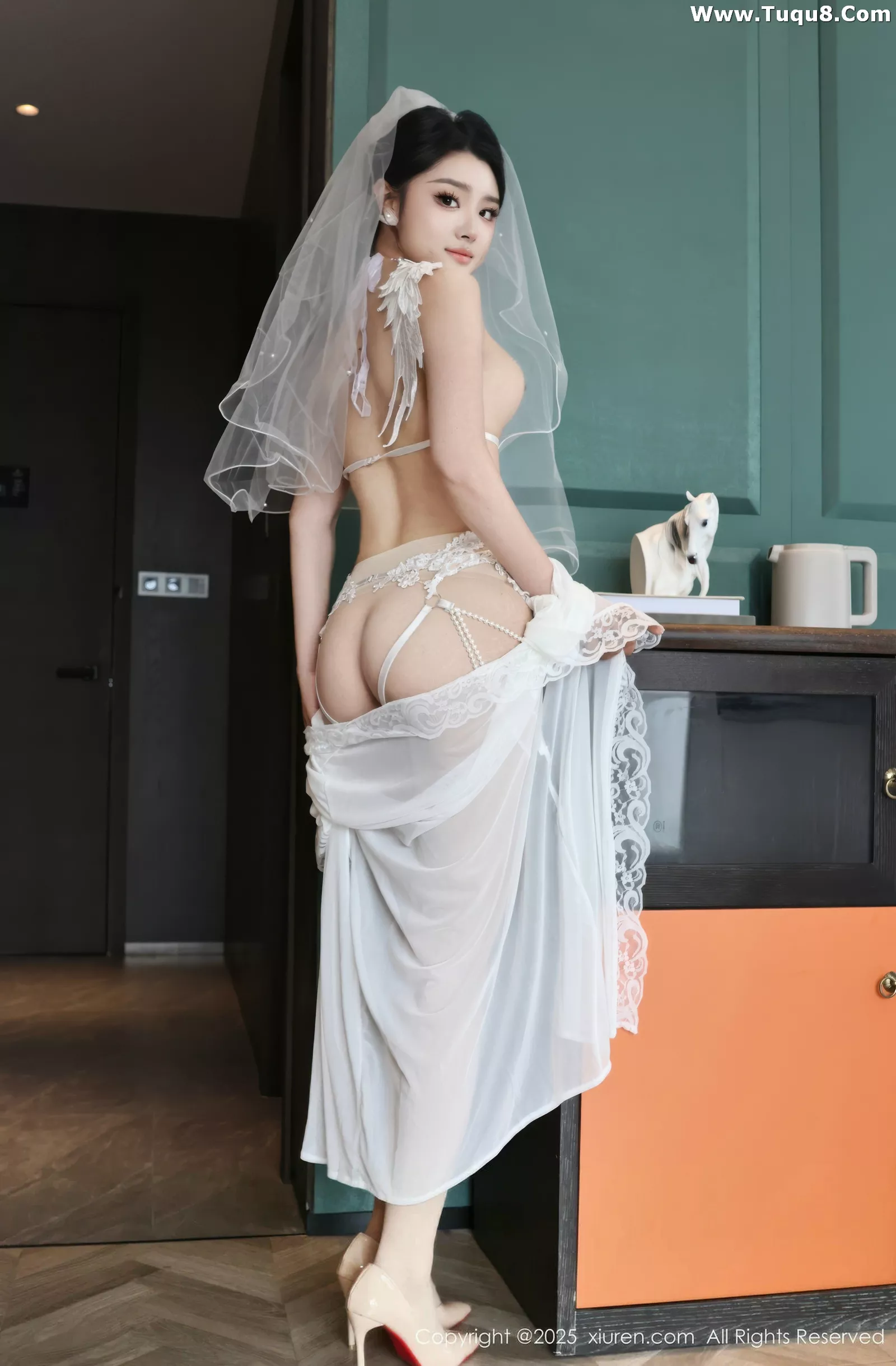 秀人集.com_[XiuRen秀人网]No.10559_新人模特糯梨子性感白色情趣婚纱配白色丝袜秀曼妙身姿诱惑写真70P