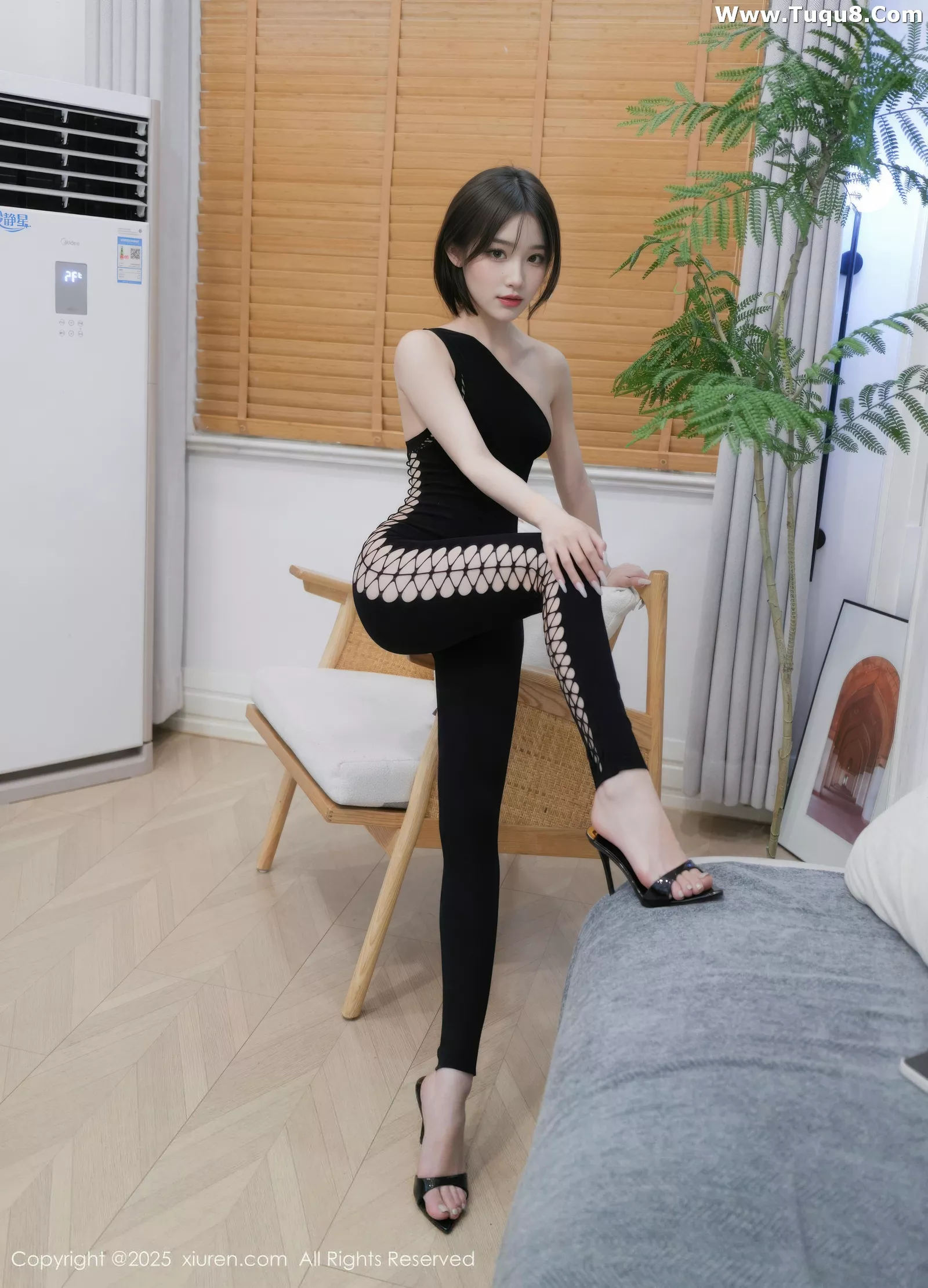 秀人集.com_[XiuRen秀人网]No.10560_模特汁汁性感黑色连体镂空服饰半脱秀翘臀美腿撩人诱惑写真51P