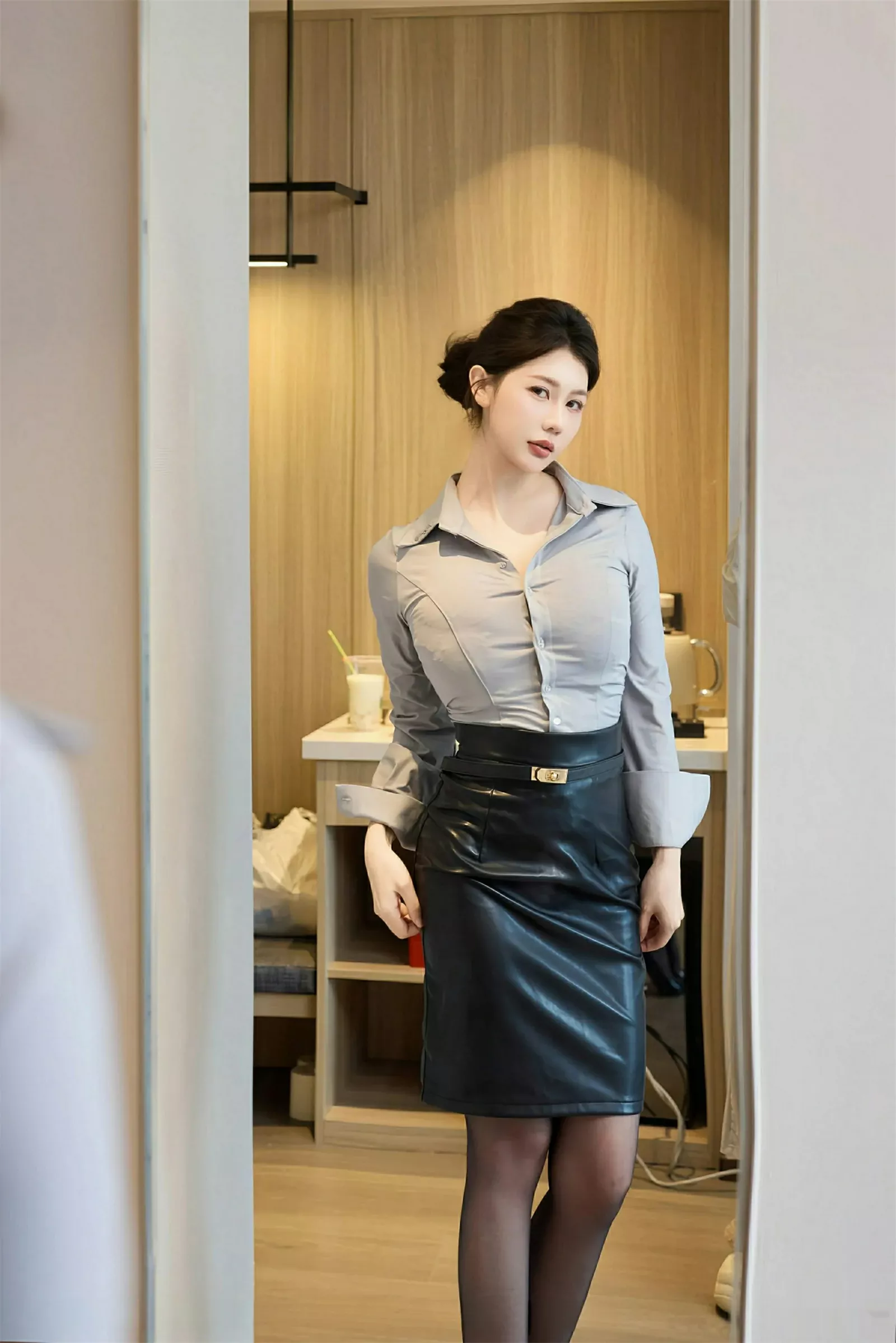 秀人集.com_[XiuRen秀人网]No.10604_模特尹甜甜性感衬衫配黑皮短裙露超薄黑丝秀完美身材诱惑写真80P