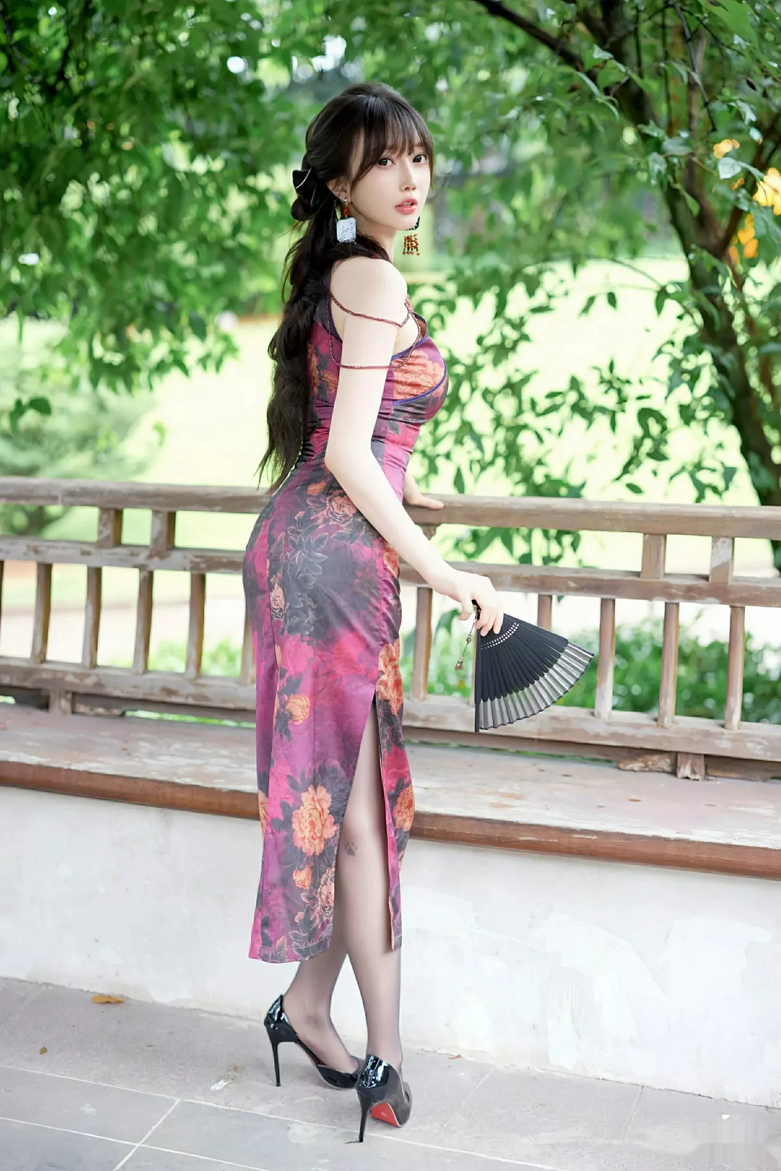 秀人集.com_[XiuRen秀人网]No.10593_模特玥儿玥er性感紫色旗袍服饰配黑丝吊袜秀完美身材诱惑写真64P