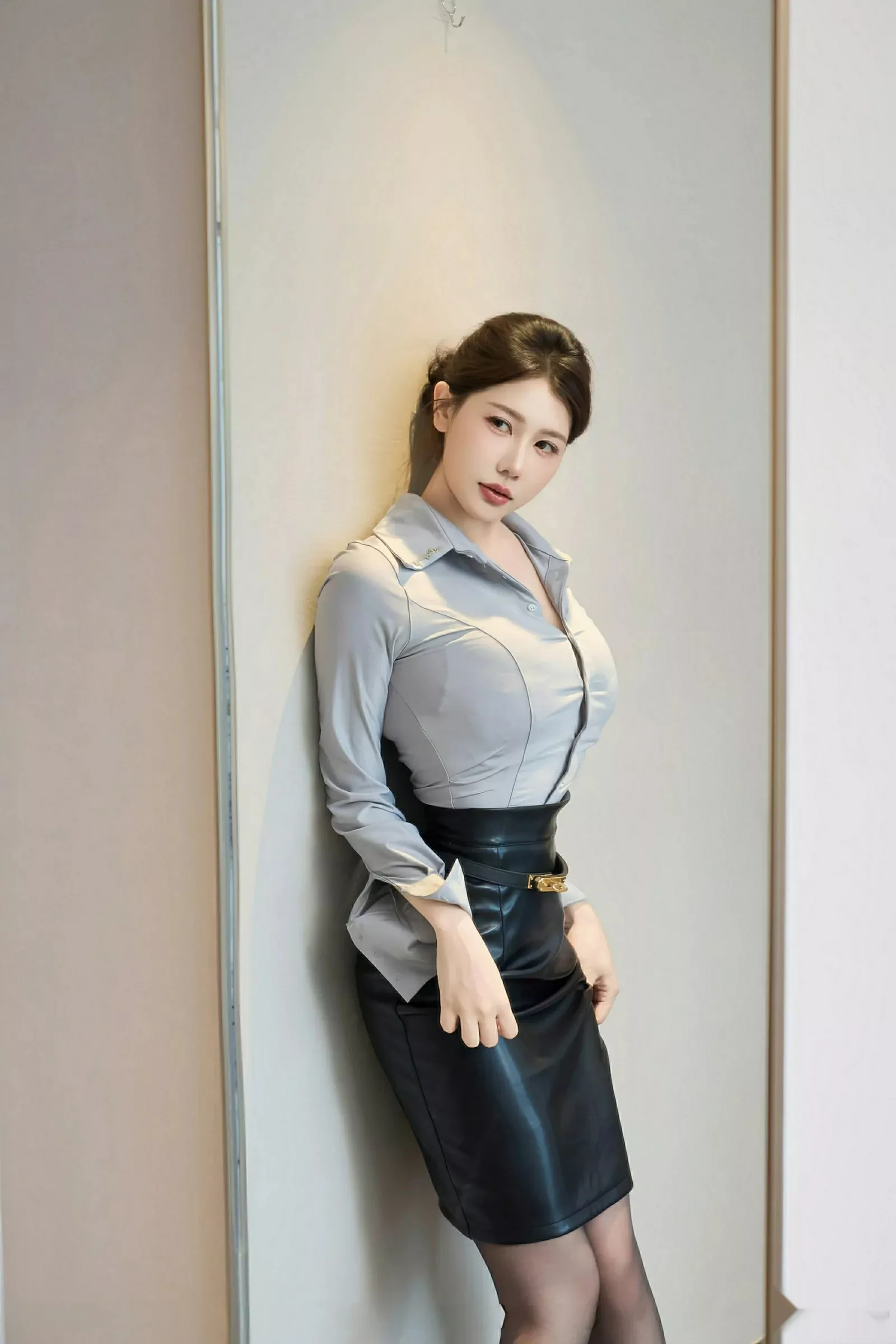 秀人集.com_[XiuRen秀人网]No.10604_模特尹甜甜性感衬衫配黑皮短裙露超薄黑丝秀完美身材诱惑写真80P