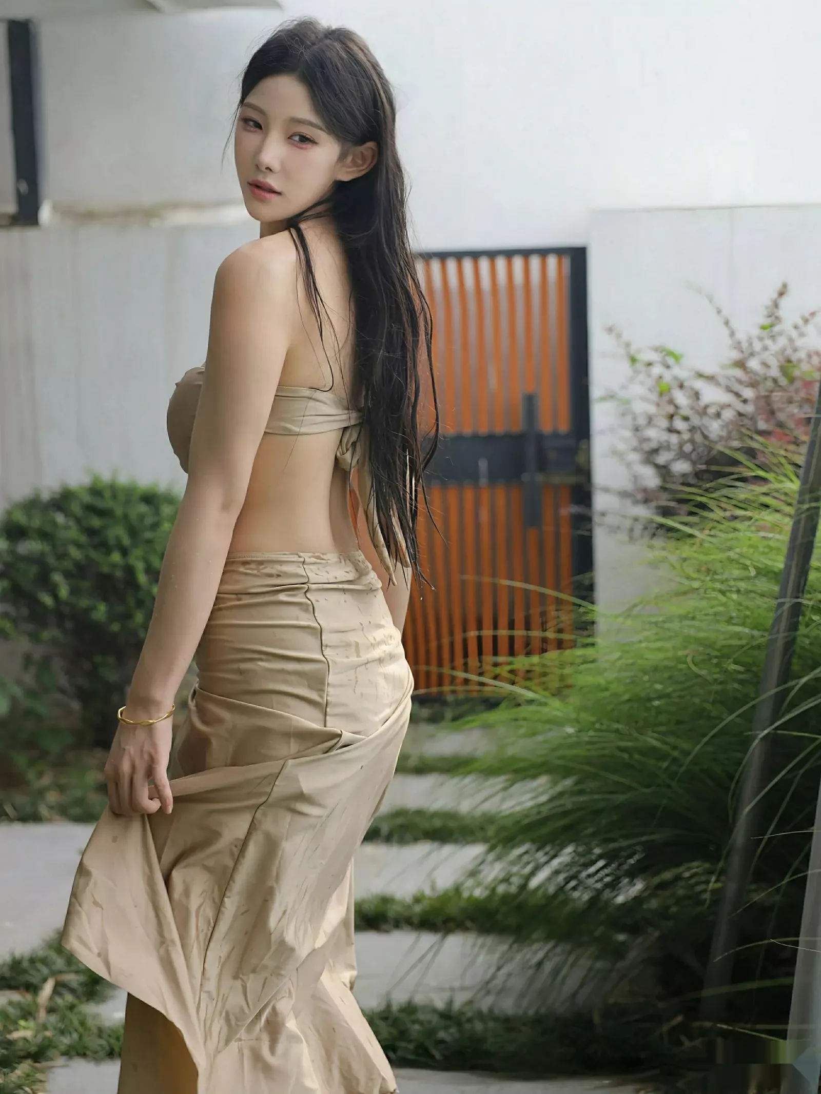 秀人集.com_[XiuRen秀人网]No.10618_模特梨霜儿户外泳池性感金色泳衣半脱秀凹凸身材撩人诱惑写真84P