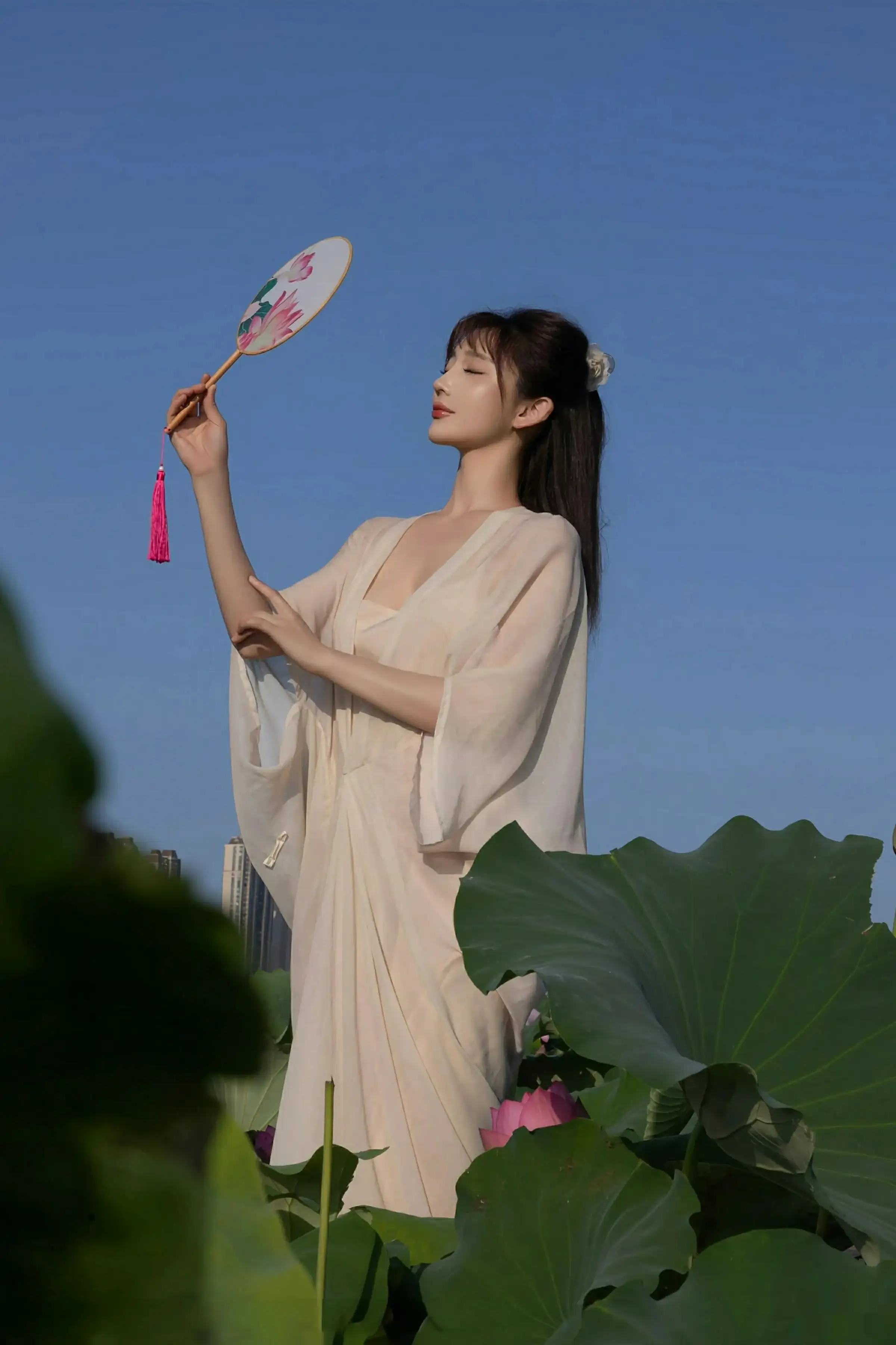 秀人集.com_[XiuRen秀人网]No.10630_模特陆萱萱户外性感浅色薄纱服饰配超薄肉丝秀柔美身姿诱惑写真76P