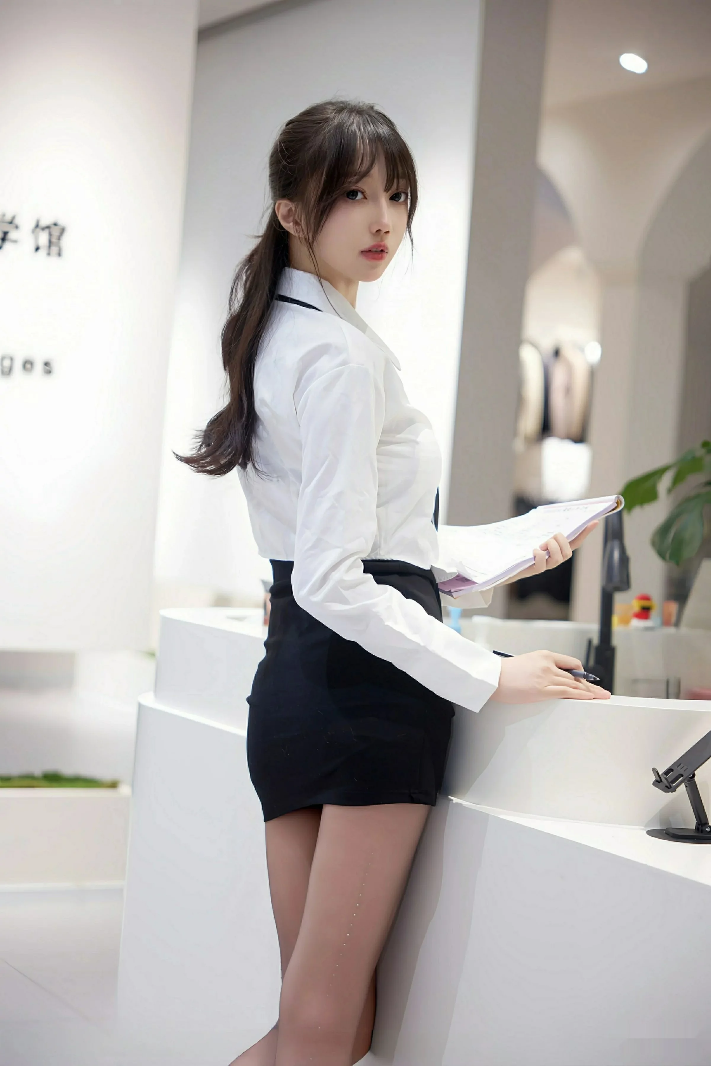 秀人集.com_[XiuRen秀人网]No.10636_模特玥儿玥er性感白色衬衫配黑色短裙露超薄黑丝秀美腿诱惑写真58P