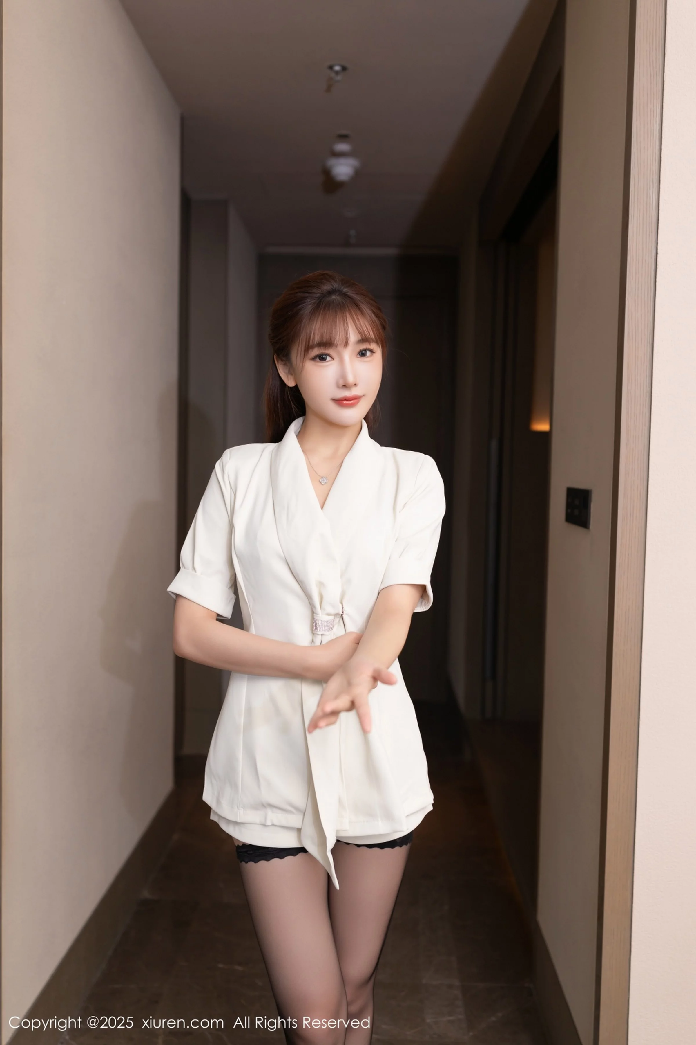 秀人集.com_[XiuRen秀人网]No.10650_模特陆萱萱性感白色西装露黑色内衣配超薄黑丝秀美腿诱惑写真70P