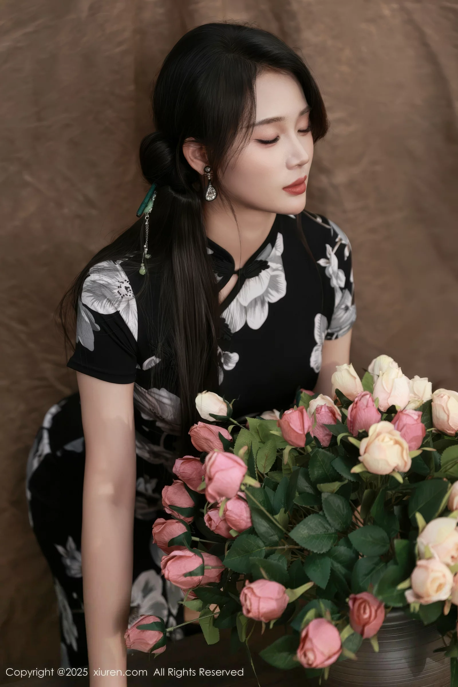 秀人集.com_[XiuRen秀人网]No.10655_模特南乔性感黑色旗袍露紫色情趣内衣配黑色丝袜秀美腿诱惑写真72P