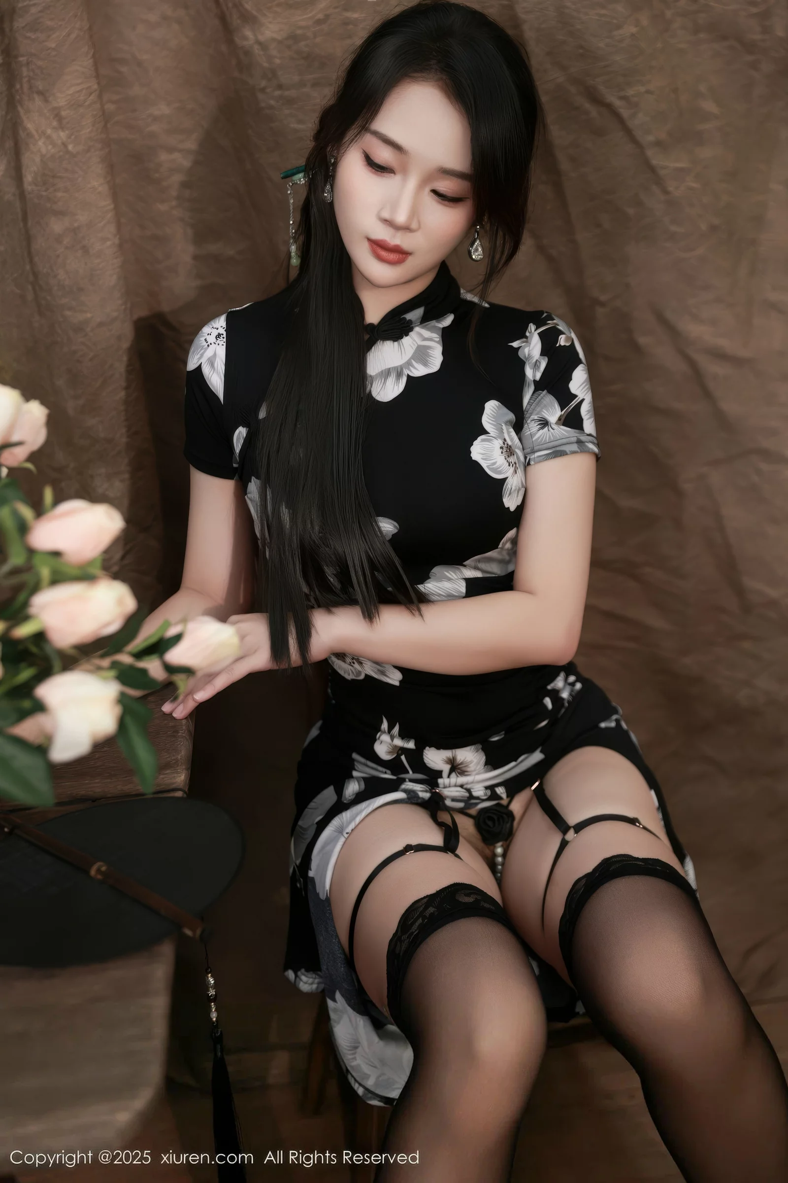 秀人集.com_[XiuRen秀人网]No.10655_模特南乔性感黑色旗袍露紫色情趣内衣配黑色丝袜秀美腿诱惑写真72P