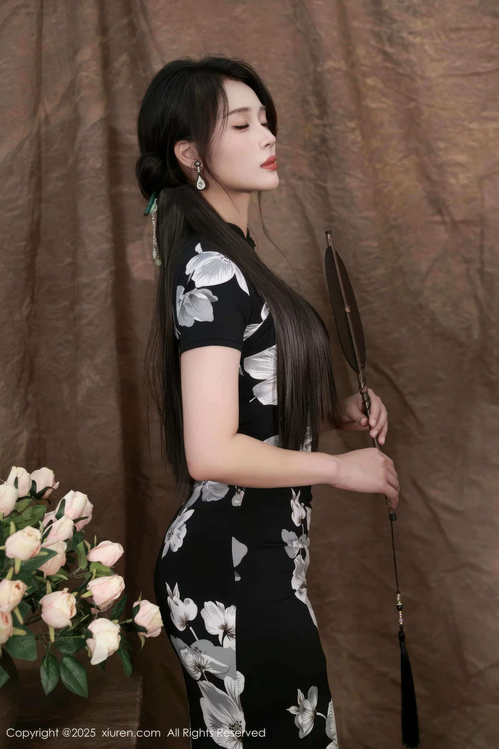 秀人集.com_[XiuRen秀人网]No.10655_模特南乔性感黑色旗袍露紫色情趣内衣配黑色丝袜秀美腿诱惑写真72P