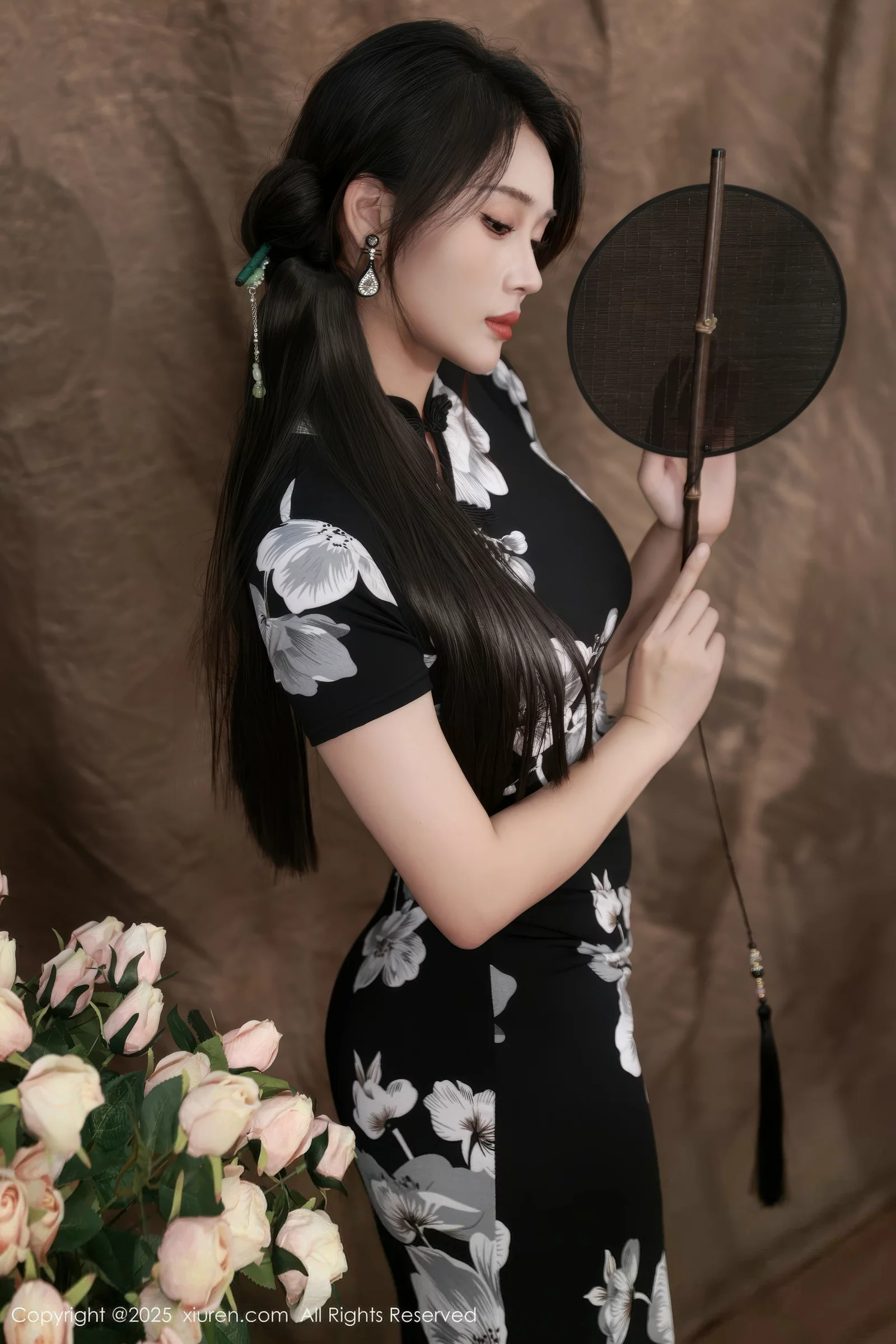 秀人集.com_[XiuRen秀人网]No.10655_模特南乔性感黑色旗袍露紫色情趣内衣配黑色丝袜秀美腿诱惑写真72P