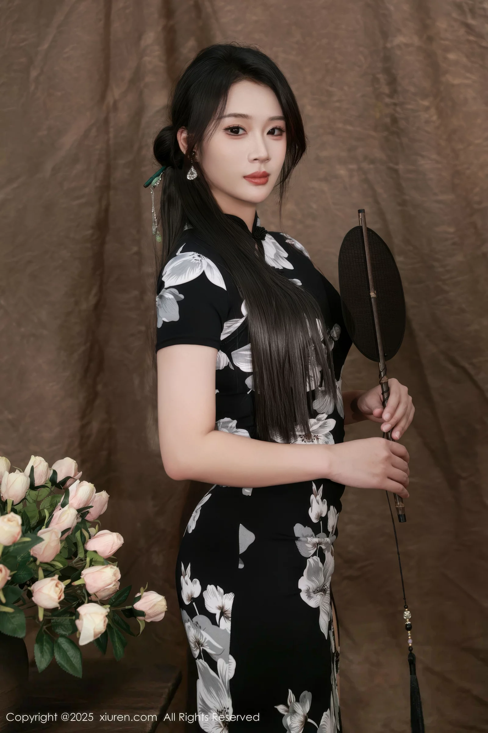 秀人集.com_[XiuRen秀人网]No.10655_模特南乔性感黑色旗袍露紫色情趣内衣配黑色丝袜秀美腿诱惑写真72P