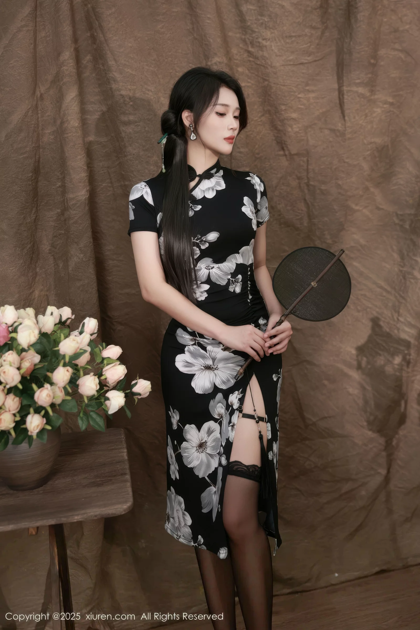 秀人集.com_[XiuRen秀人网]No.10655_模特南乔性感黑色旗袍露紫色情趣内衣配黑色丝袜秀美腿诱惑写真72P