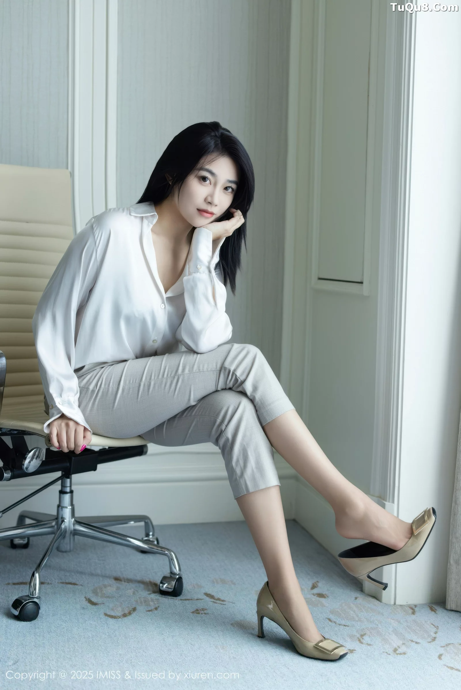 秀人集.com_[IMISS爱蜜社]Vol.800_女神许诺Sabrina性感白色OL服饰配超薄肉丝秀完美身材诱惑写真86P