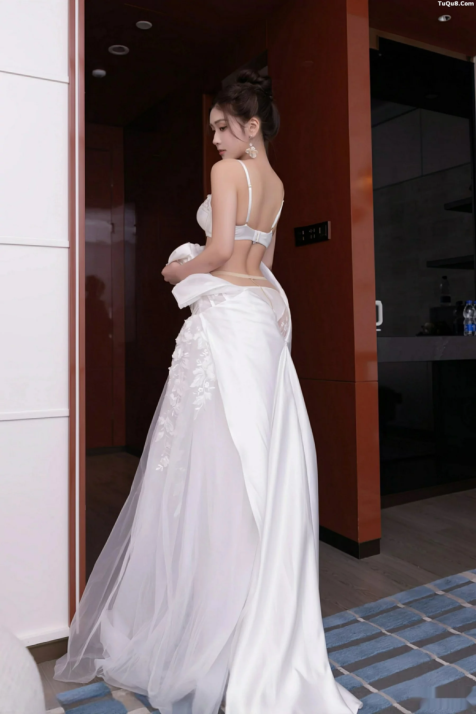 秀人集.com_[XiuRen秀人网]No.10814_模特刘婷婷性感白色婚纱露白色内衣配超薄肉丝秀美腿诱惑写真80P