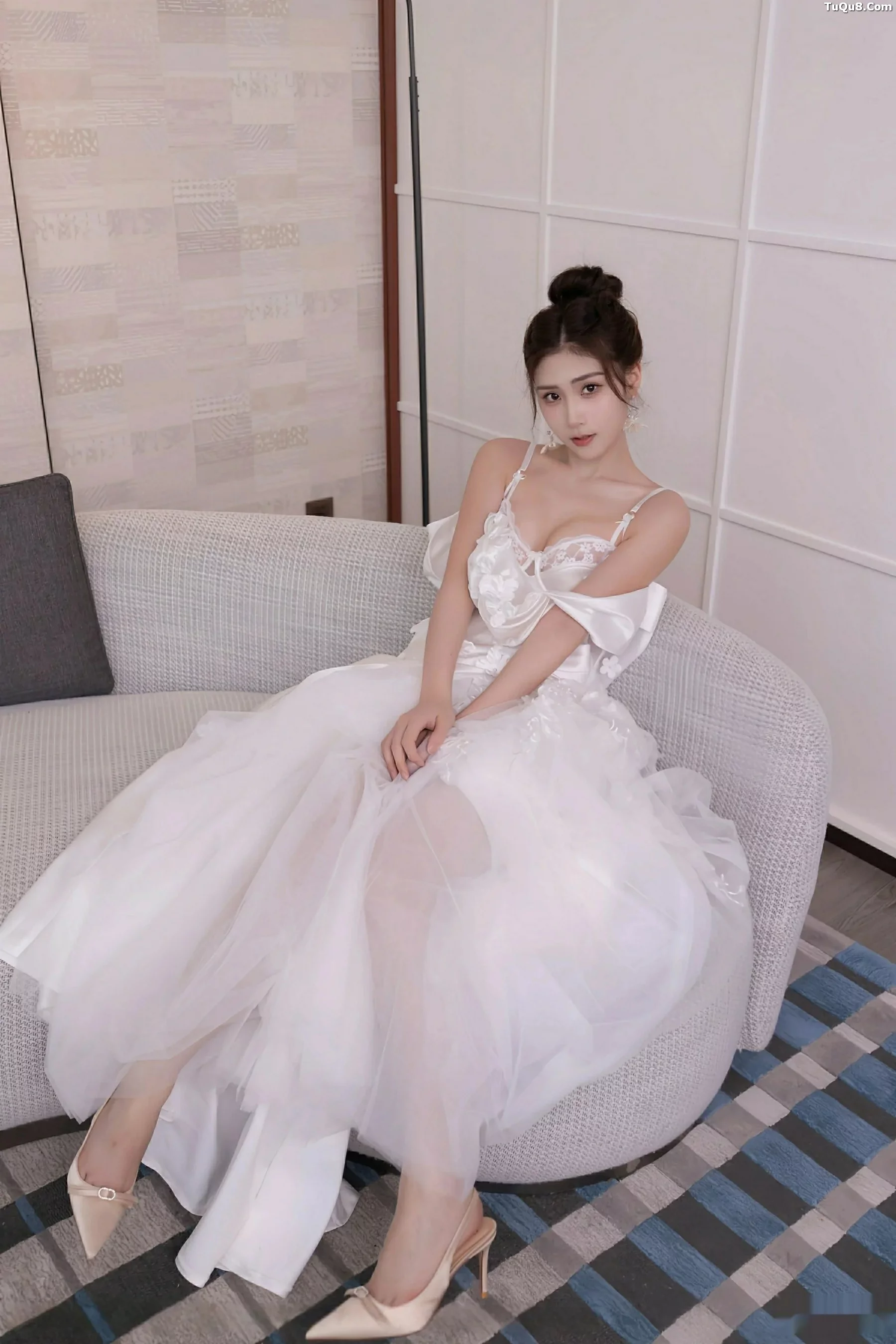 秀人集.com_[XiuRen秀人网]No.10814_模特刘婷婷性感白色婚纱露白色内衣配超薄肉丝秀美腿诱惑写真80P