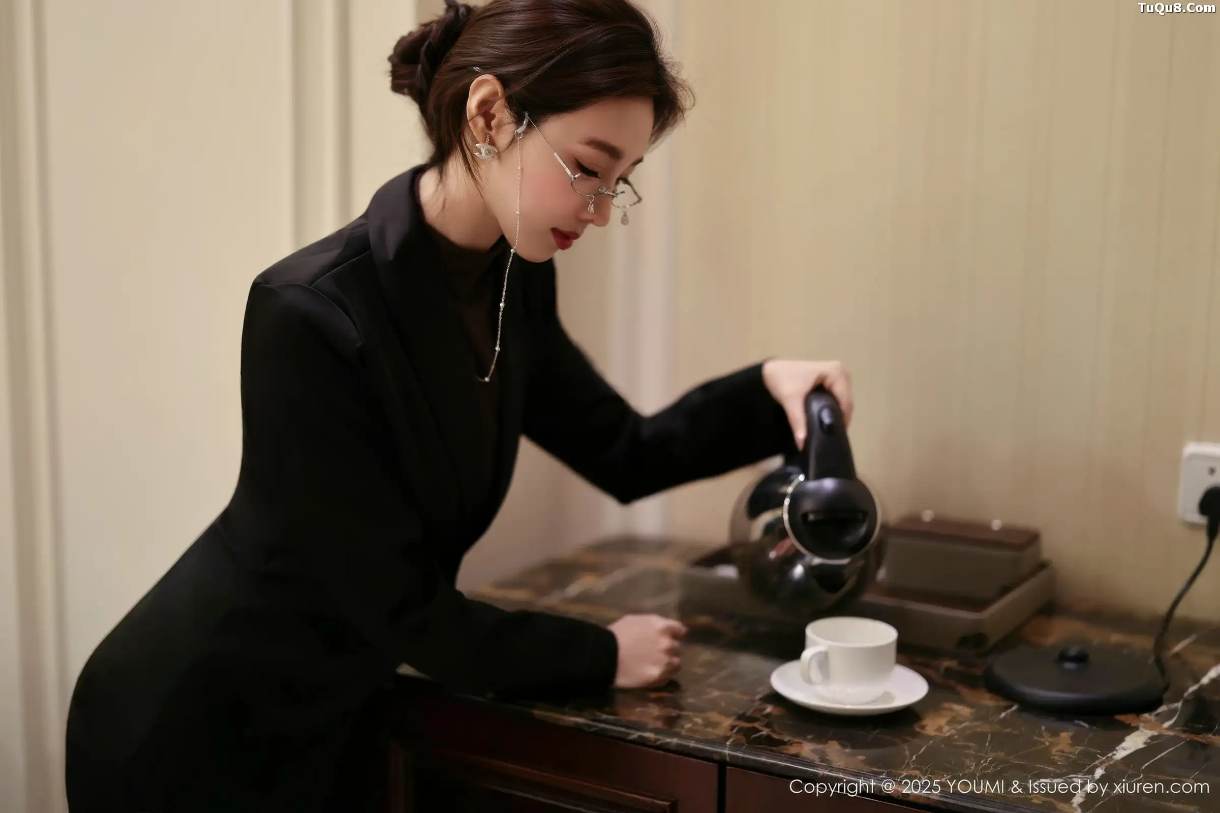 秀人集.com_[YouMi尤蜜荟]Vol.1186_模特Twins-桃桃性感黑色西服配黑丝吊袜秀曼妙身姿迷人诱惑写真100P